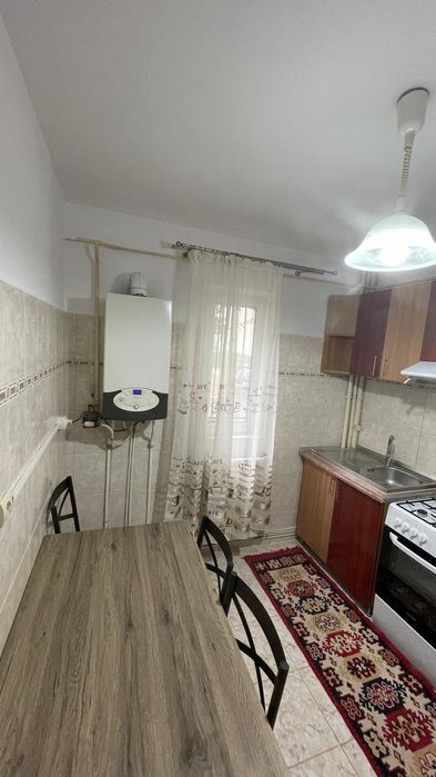 Închiriez apartament cu 2 camere