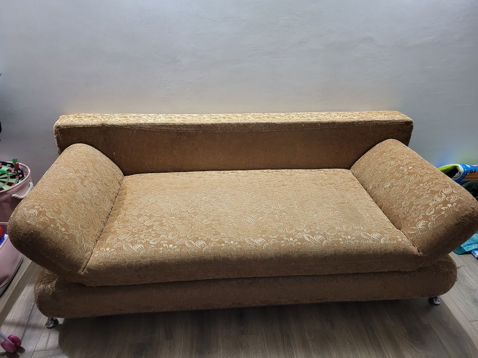 Бу небольшой диван