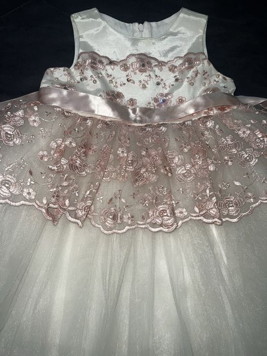 Платье нарядное на девочку 5-6 лет