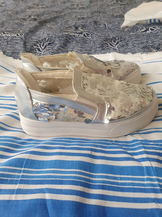 Продам женские кроссовки