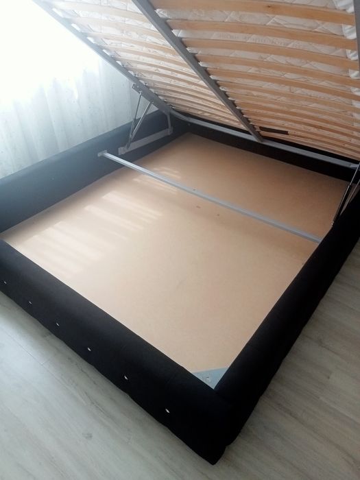 Двухспальная кровать с матрасом