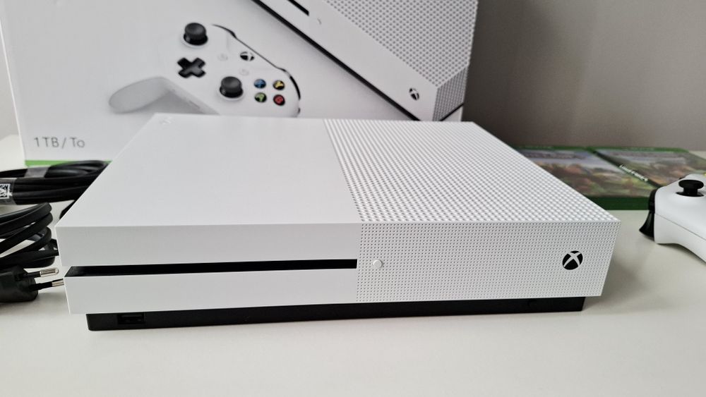 Consolă Xbox One S 1TB + jocuri Minecraft