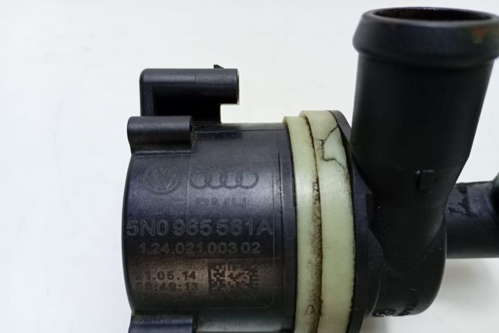 Pompa  Auxiliara Apa 5N0965561A Volkswagen VW Passat B7 seria