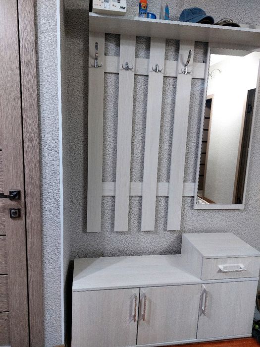 Прихожка ақ түсті. Ұқыпты, таза қолданылған