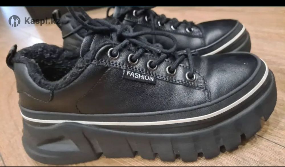 Продам зимние кроссовки