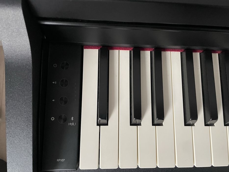 Vând pian Roland Rp107