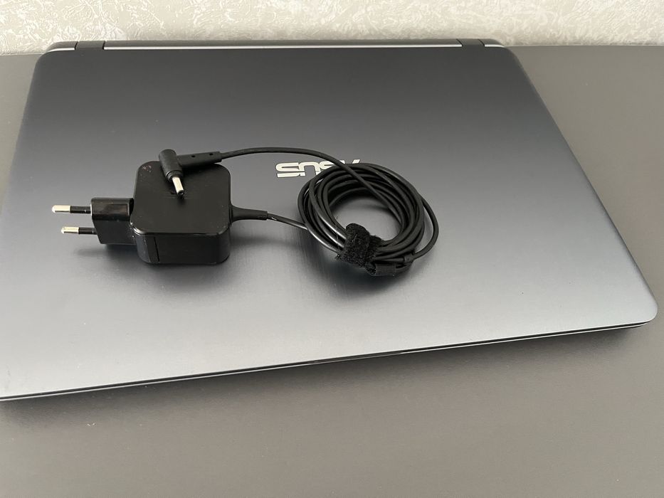 Ноутбук ASUS с зарядкой