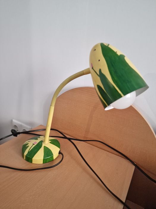 Настолна детска лампа с подвижно рамо