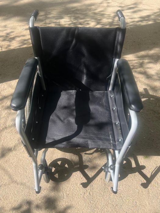 Инвалидная коляска и ходунки