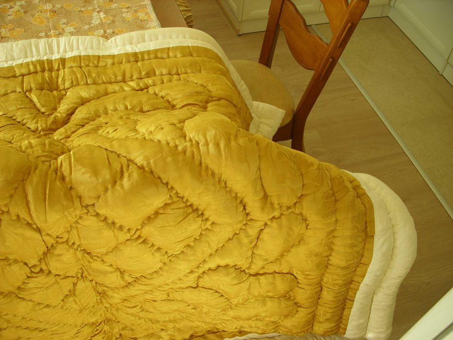 Сатенен юрган, старо злато