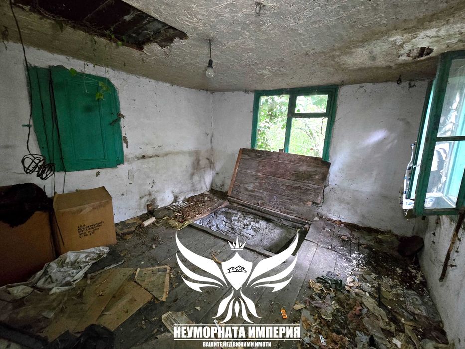 Продавам двуетажна стара къща 60РЗП с хубав двор 234кв. с.Лясково