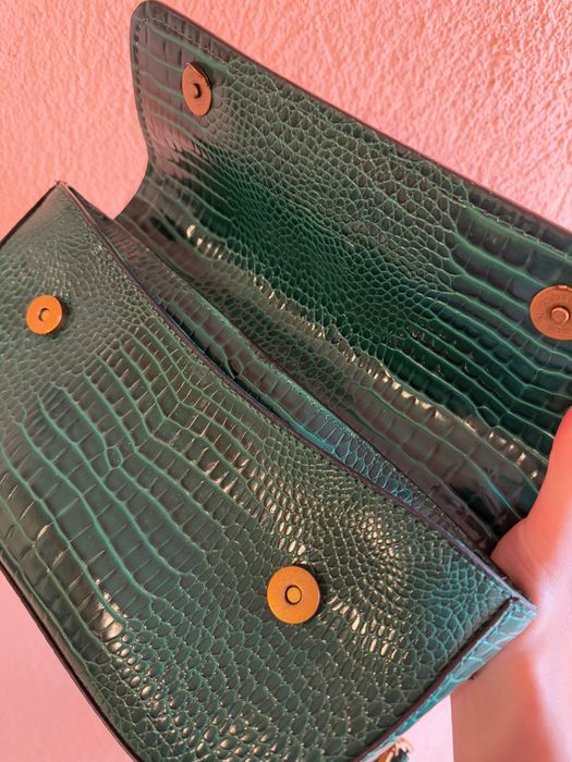 кожена чанта Guess