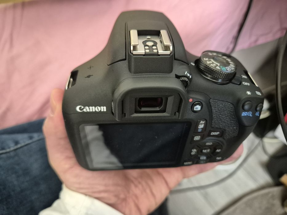Aparat foto DSLR CANON EOS 2000D 24.1 MP, 0 cadre, nou - nefolosit, Wi-Fi, negru + Obiectiv 18-55mm IS SE