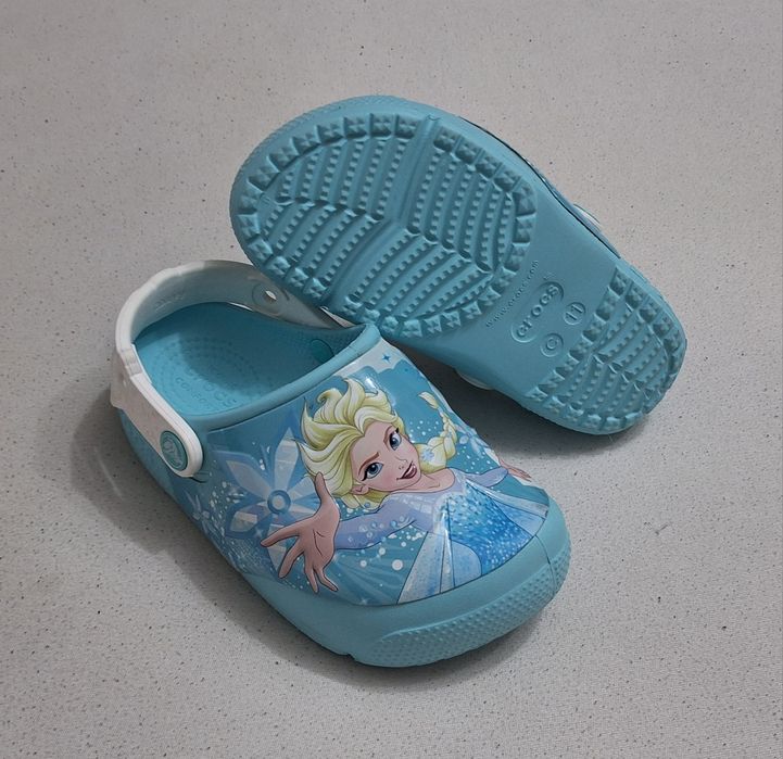Slapi CROCS Frozen Elsa Light Clg K Ice Blue cu luminite, sandale apa, saboti plaja C11 sau Nr. 28 - 29 EU