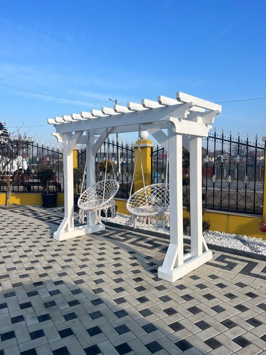 Pergola din lemn solid cu 2 leagane