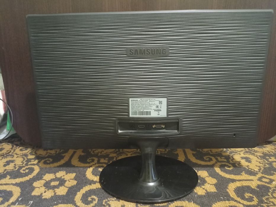 Монитор Samsung S24D300H