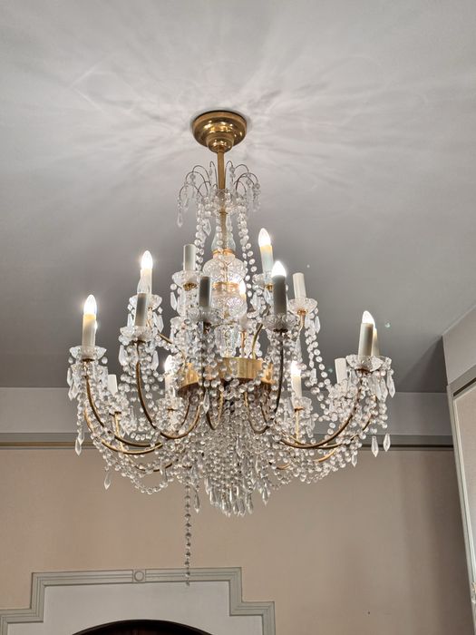 Продаетсья люстра