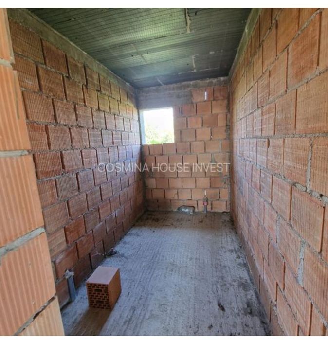 Casă de vânzare la rosu