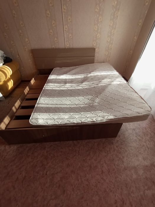 продам двухспальнюю кровать