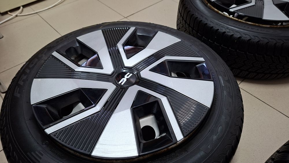 Vand 2 capace R16 originale Dacia Logan Sandero 2024