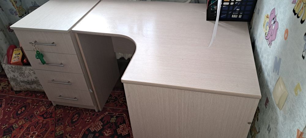 Продам письменный стол с тумбочкой