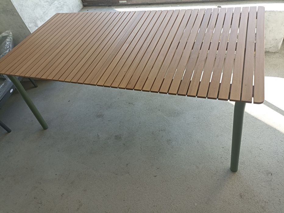 Masa extensibila grădină, cadru aluminiu și blat din material lemnos (șipci lemn), NOUA/stare impecabila.