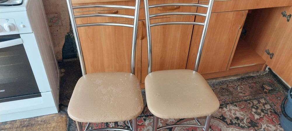 Продам кухонный стол со стульями