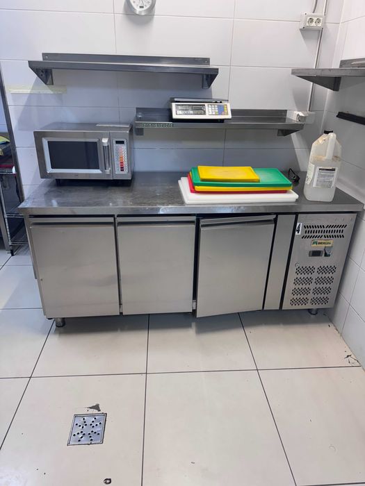Echipamente HoReCa: mese reci, vitrine, rotisoare, plita electrica, friteuza gaz, congelator