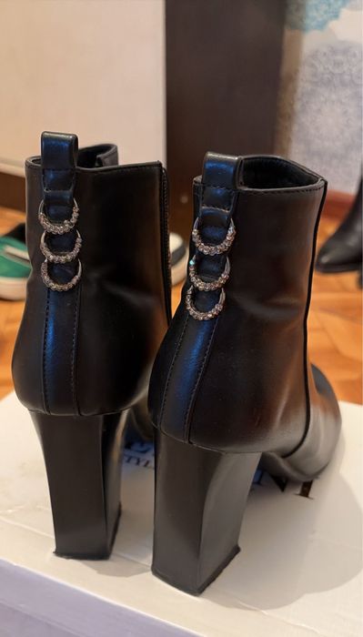 Қара түсті осений етік.