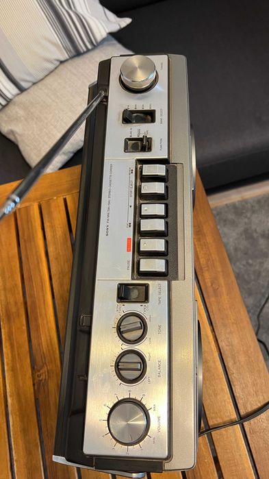 Radiocasetofon original Sony CFS-65S, fabricat în anii 1980.