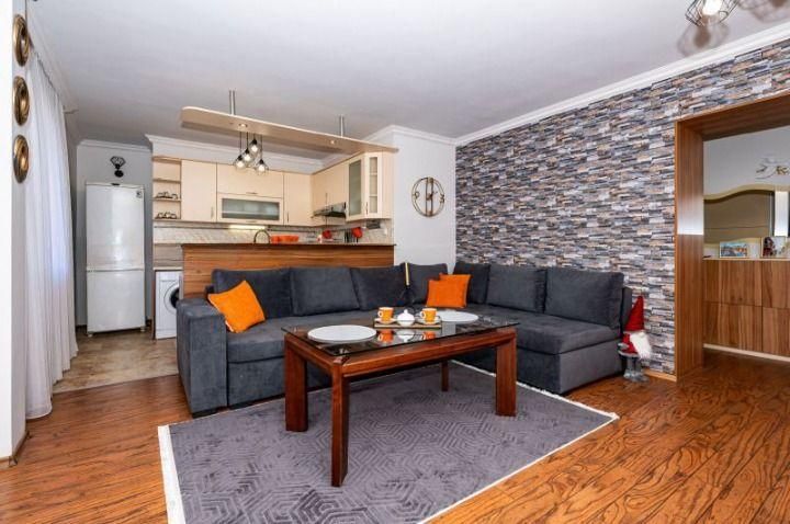 Дава се под наем Тристаен апартамент в Пловдив, Център - 100 кв.м за 847.62 € - Снимка #1