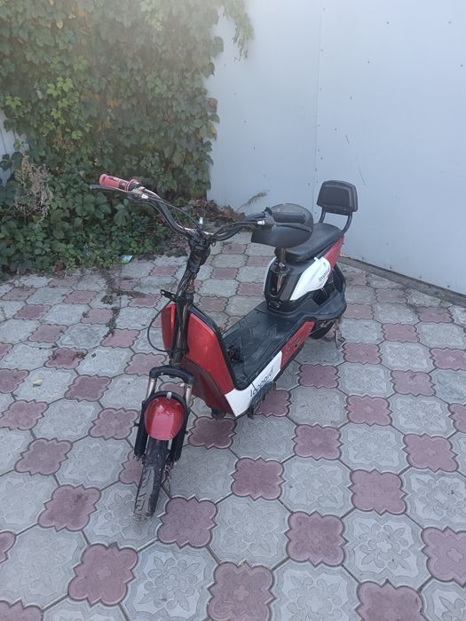 Продам скутер красный леопард