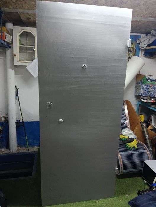 Продается железная дверь