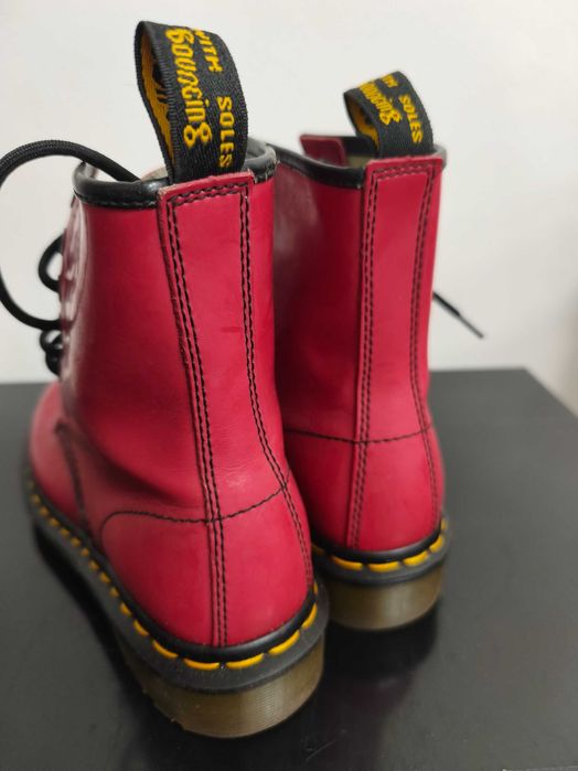 Bocanci Dr. Martens noi. Pretul la jumatate fata de cel de magazin.