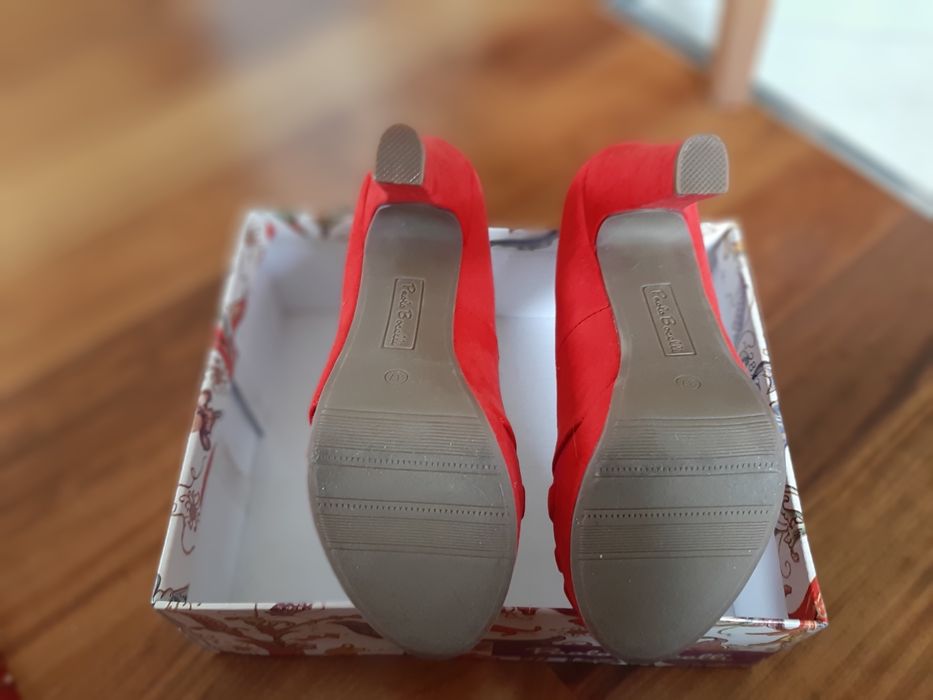 Червени отворени елегантни обувки