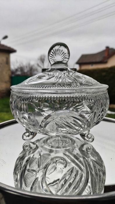 Бонбониера на крачета -кристално стъкло-красив релеф