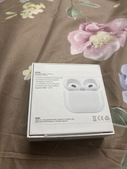 Продам iphone 15  128 gb + Airpods