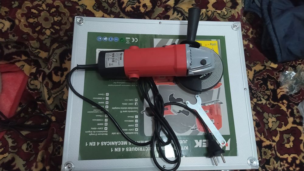 Vînd geanta de aluminiu cu scule