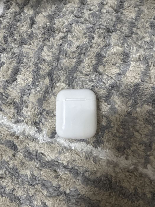 Продам AirPods 2 (оригинал) + чехол в подарок
