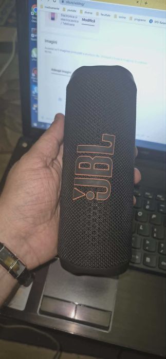 Vand JBL flip 6 in stare excelenta,bateria tine pana in 12 ore depinde de redare volum,cablu original