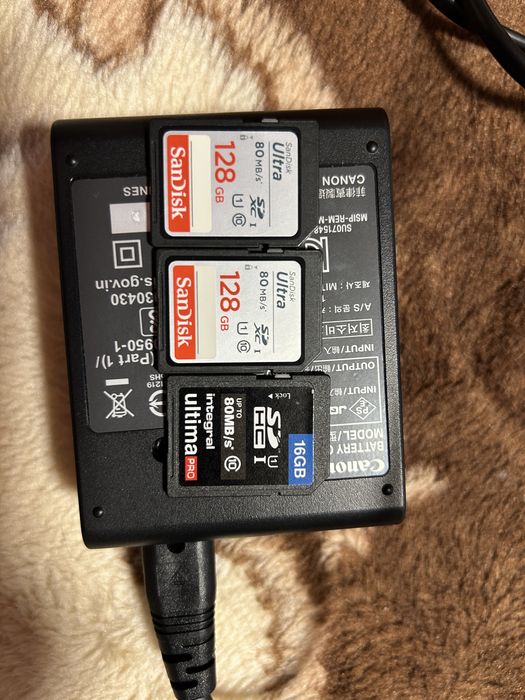 Canon EOS 2000D + obiectiv 18-55mm, stare ca nou.