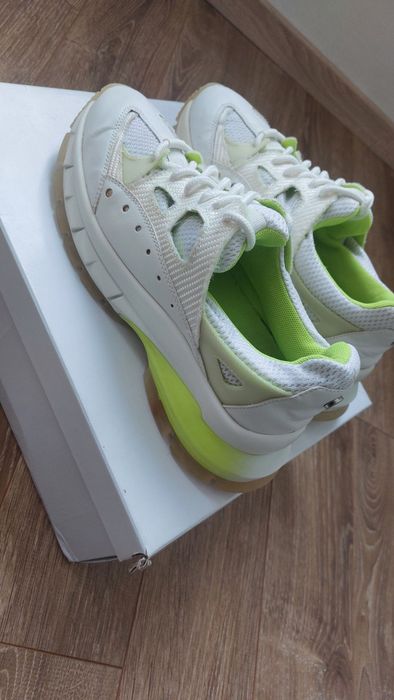 Продават се маратонки Steve Madden