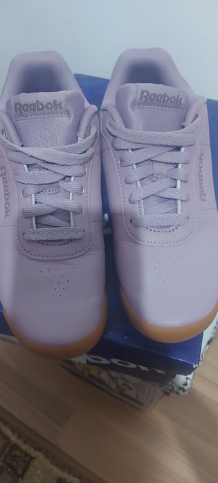 Vând adidași Reebok