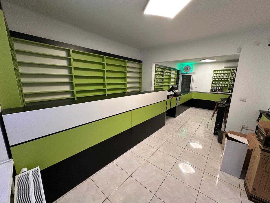 Mobilier comercial complet magazin – rafturi, tejghele, dulapuri, vitrine