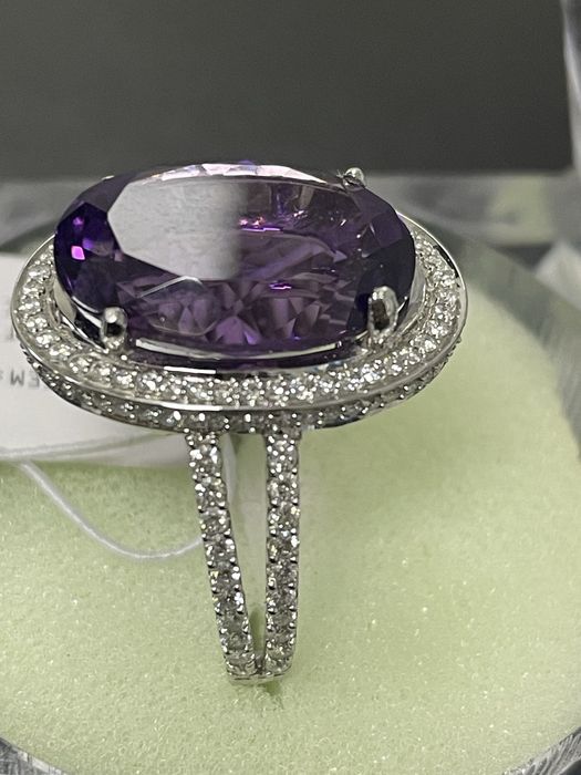 Кольцо золотое 750 пробы с бриллиантами.