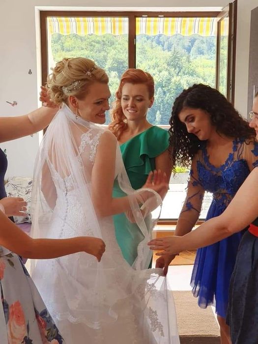 Rochie de mireasa, in formă de A, cu trenă si nasture de prindere