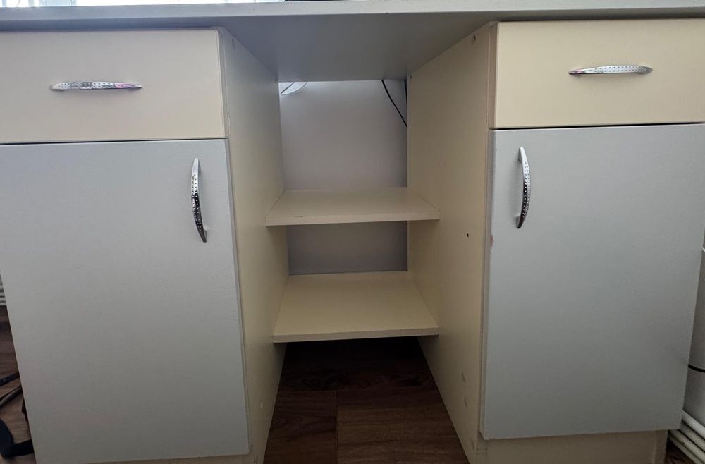 Vând dulap cu 3 usi,comoda 4 sertare și birou