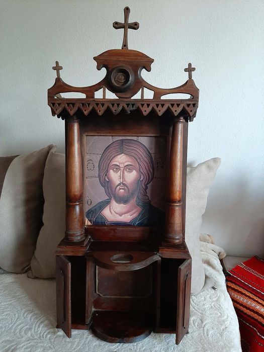 Дървен домашен иконостас с икона