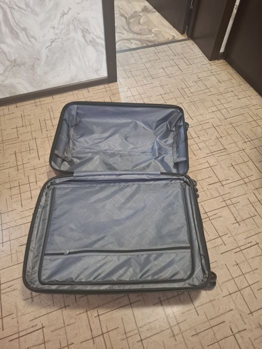 Продам новый чемодан