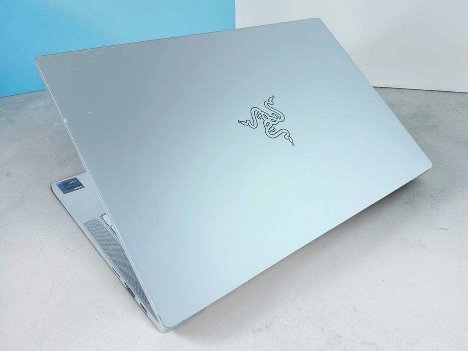 Razer Book 13 QUXGA Wide Touch i7-1165G7 16GB 512GB SSD Отличен! Гаранция!